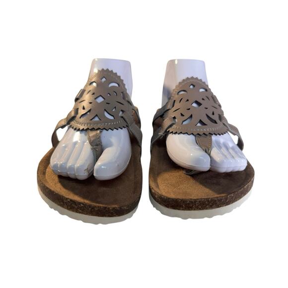 Maurices Womens Size 9M Alyssa Sandal Toe Post Taupe Laser Cutout Medallion - Picture 4 of 11